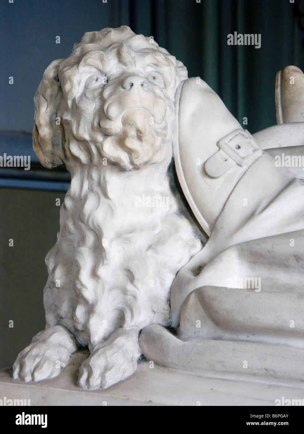 Schnitzen eines Hundes liegen zu Füßen einer viktorianischen Denkmal Bildnis in einer Kirche Stockfoto