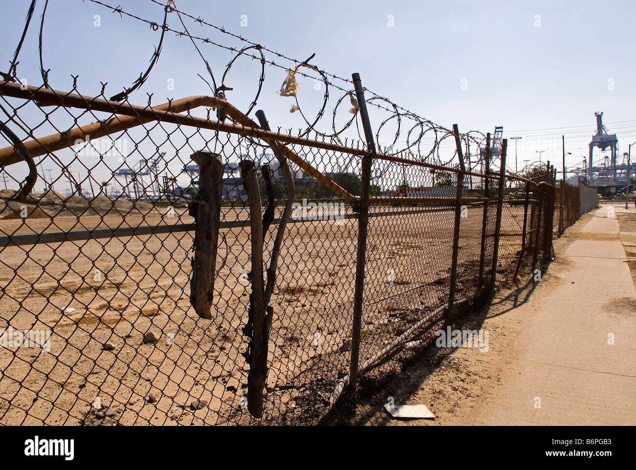 Industrielandschaft mit Stacheldraht Zaun, Long Beach, Kalifornien, USA. Stockfoto