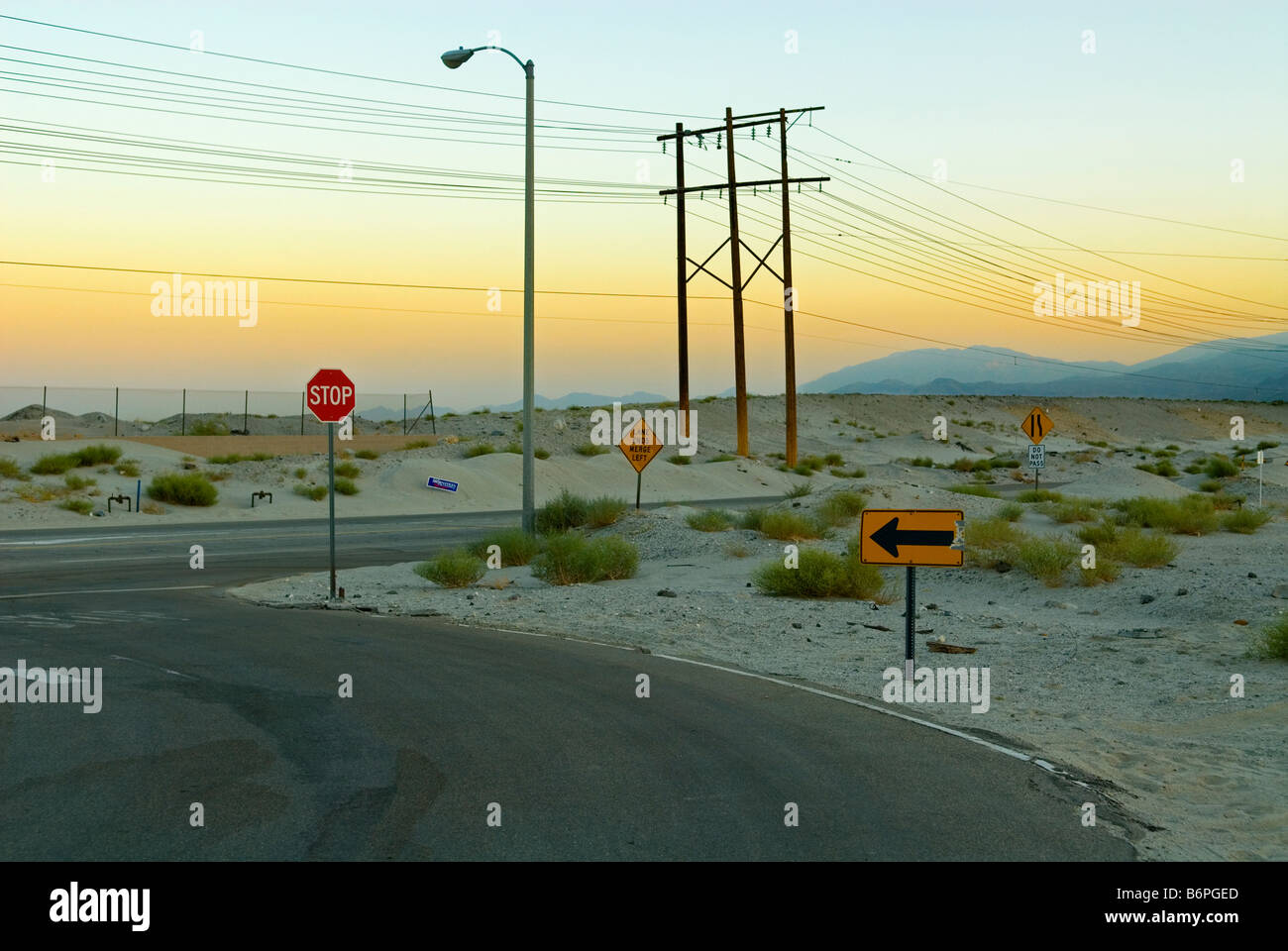 Wüste Straßen in der Abenddämmerung in der Nähe von Palm Springs, Kalifornien, USA. Stockfoto