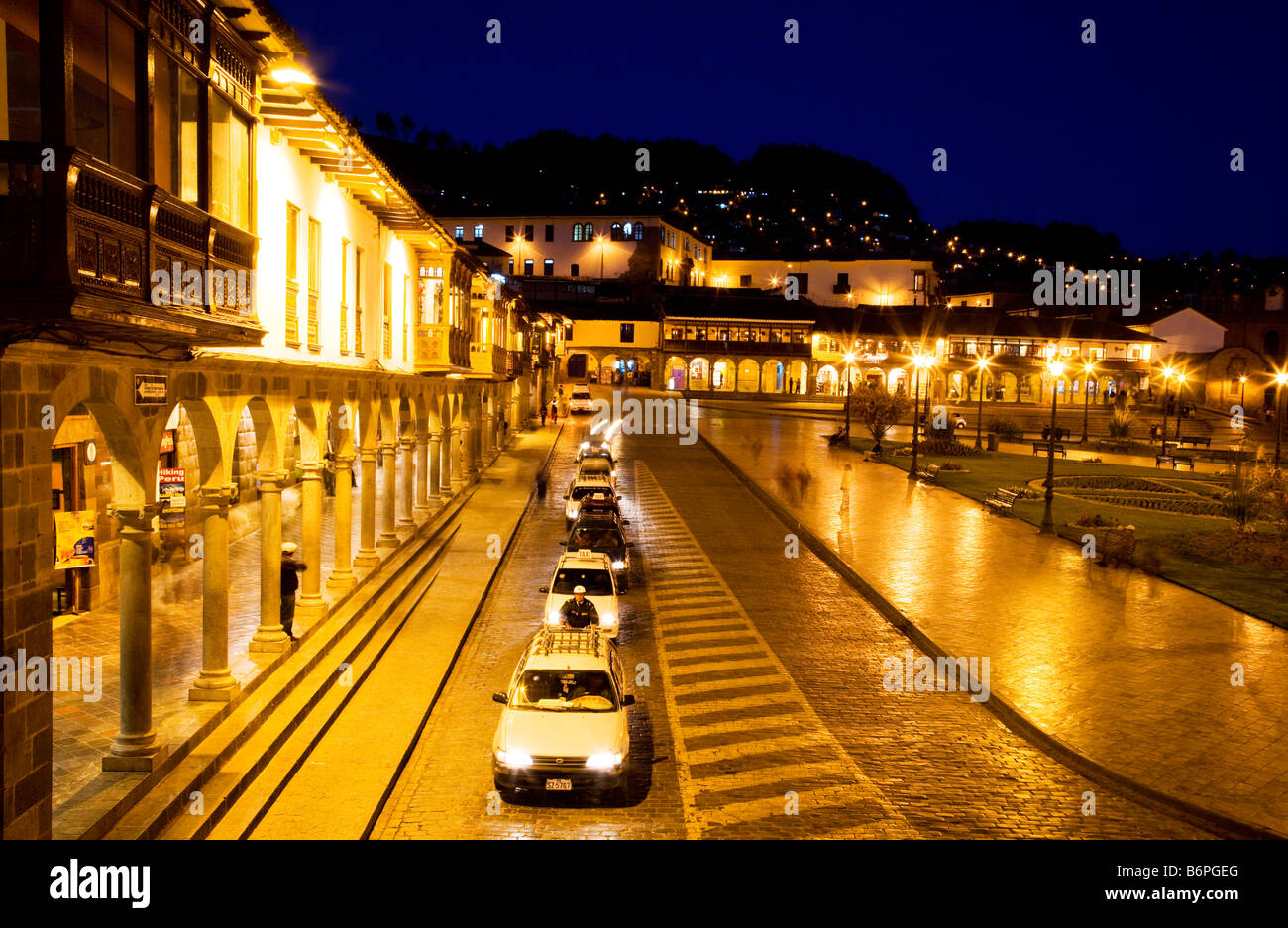 Eine Ecke der Plaza de Armas in Cusco Peru Südamerika bei Dämmerung oder bei Einbruch der Dunkelheit beleuchtet Stockfoto