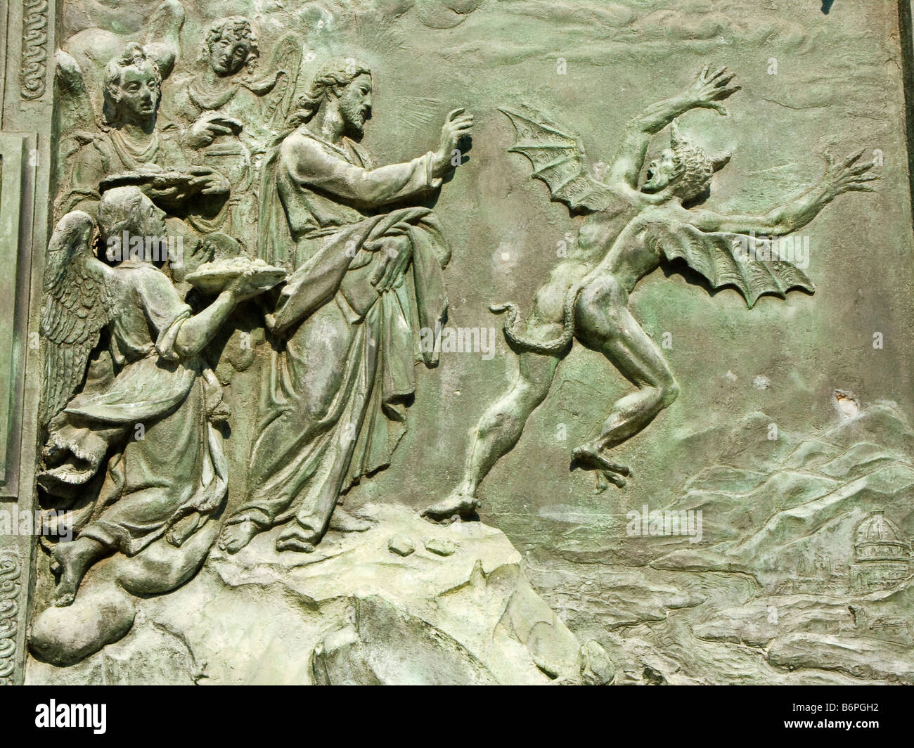 Pisa, Italien. Detail der Bronzetüren des Doms, die zeigen, dass Satan von St. Michael aus dem Himmel geworfen wird (von Giambologna, 1602) Stockfoto