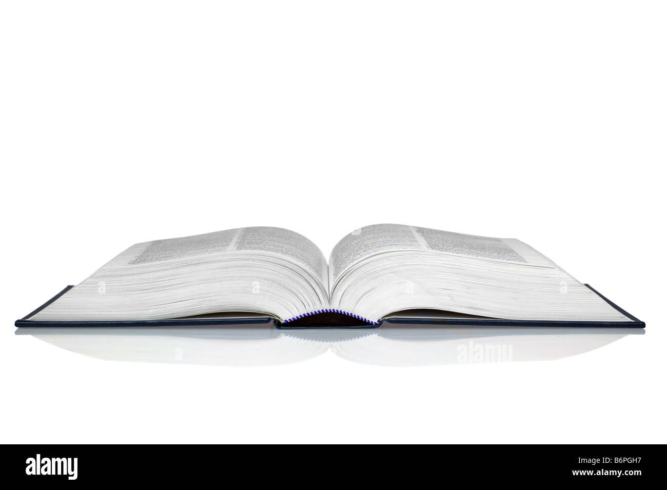 Ein offenes Hardcover Buch mit Reflexion isoliert auf weißem Hintergrund Stockfoto