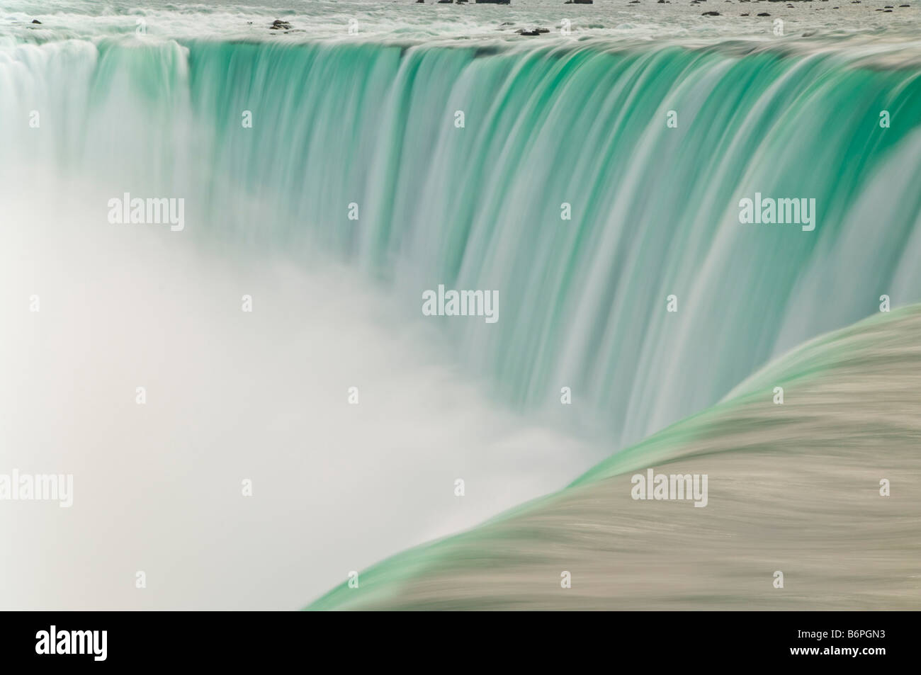 Verschwommen Zeitlupe Wasser fällt über die Spitze des Wasserfalls Horseshoe Falls in Niagara Falls Ontario Kanada Stockfoto