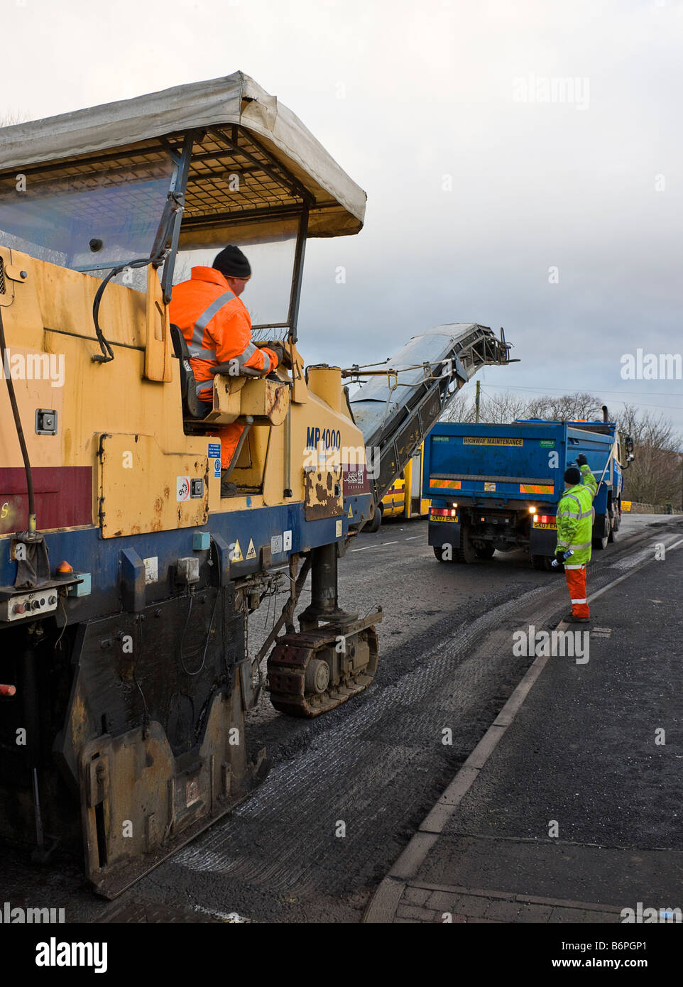 Autobahn-Wartung mit einer Fräse rangieren in Position, Asphalt von der Straßenoberfläche zu entfernen. Stockfoto