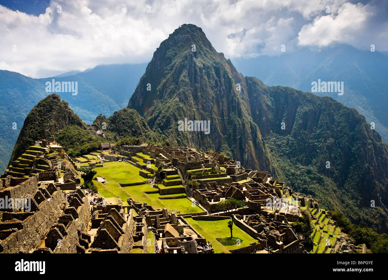 Klassische Ansicht von Machu Picchu zeigt die alten Inka Website mit Wayna Picchu und Huayna Picchu hinter Peru Südamerika Stockfoto