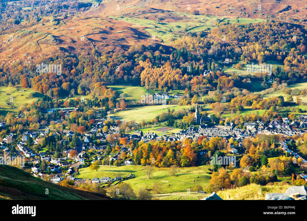 Blick über Ambleside aus dem Weg bis zum Wansfell Pike an einem sonnigen Herbstmorgen im Lake District Cumbria England UK Stockfoto