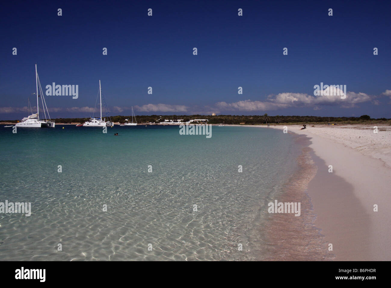 Segelschiffe verankert in Isla de S'Espalmador, einer kleinen Insel neben Formentera und Ibiza, gesehen vom Strand Stockfoto