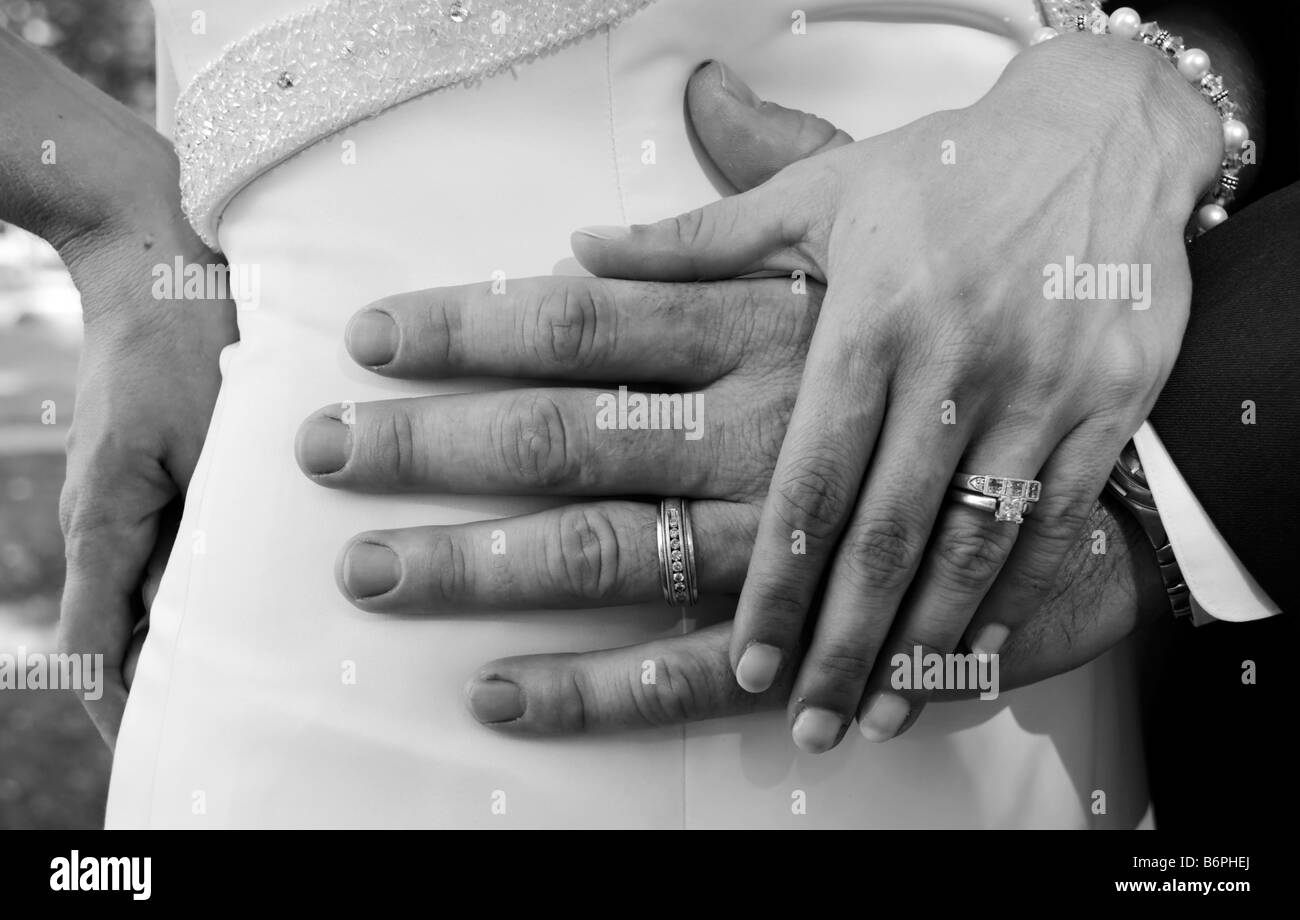 Brautpaar mit Trauringe bei Zeremonie. Stockfoto