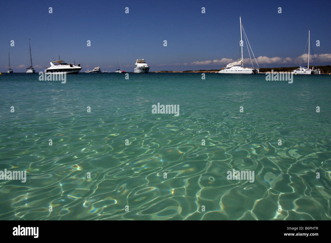 Segeln, Schiffe und Jachten verankert in Isla de S'Espalmador, einer kleinen Insel neben Formentera und Ibiza auf den Balearen Stockfoto