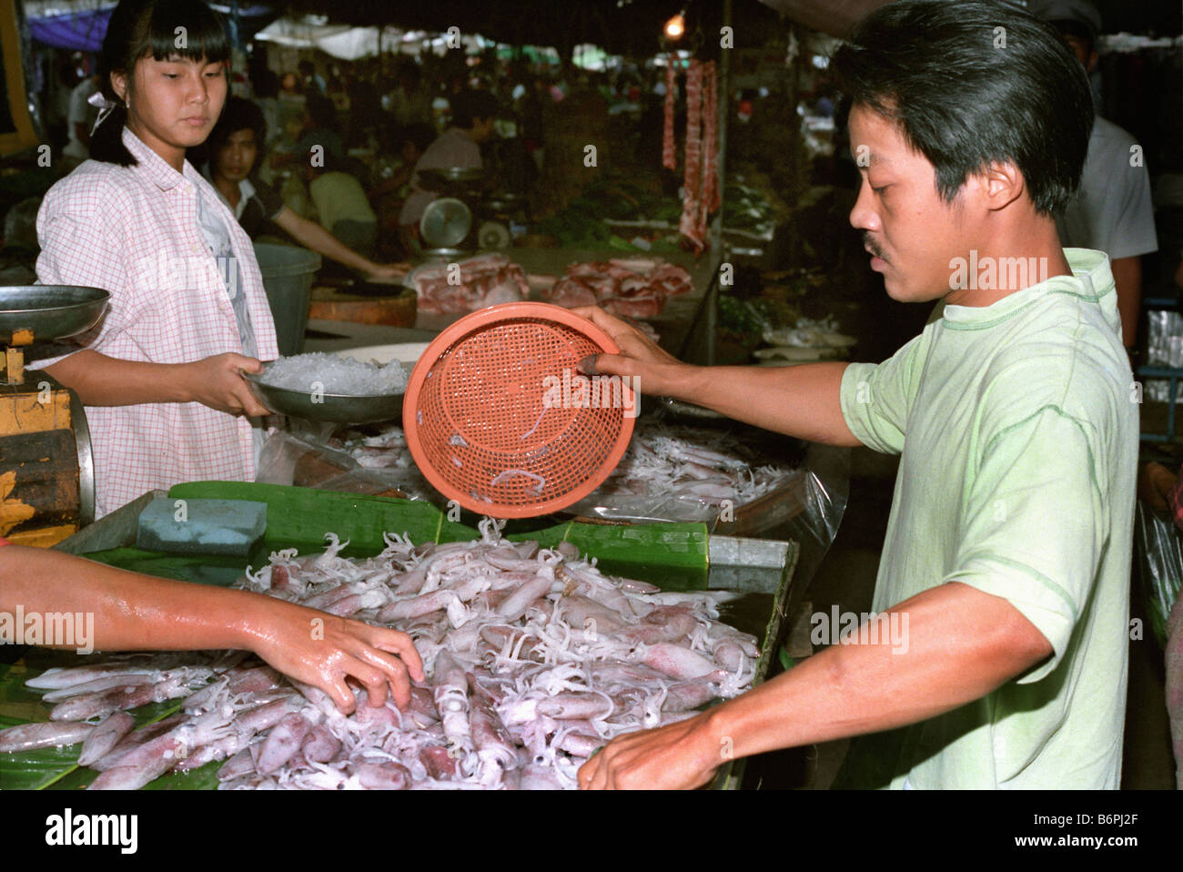 Meer Essen Anbieter auf dem Wochenendmarkt in Bangkok, Thailand Stockfoto