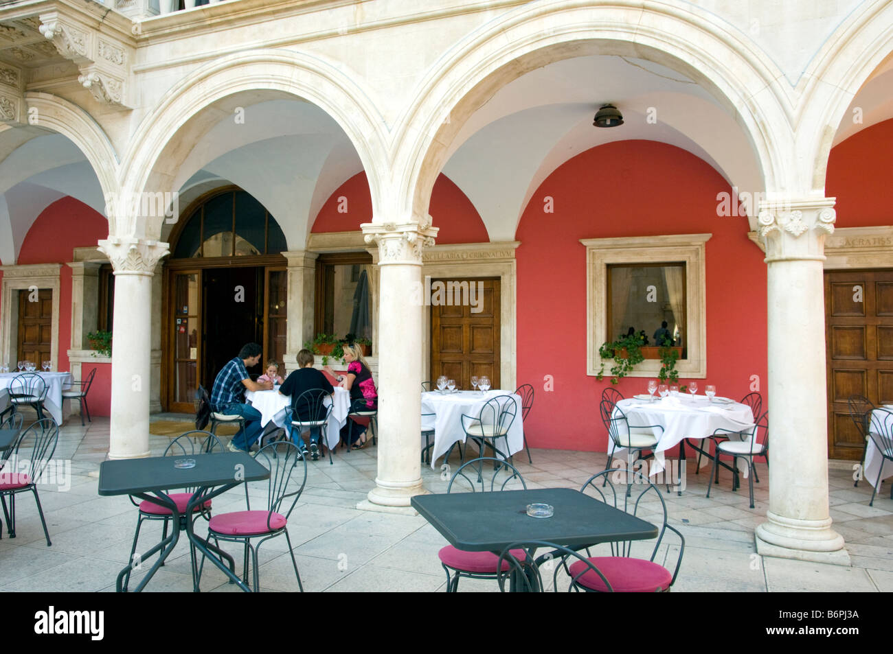 Ein Außenrestaurant mit Bögen in Sibenik Kroatien Stockfoto