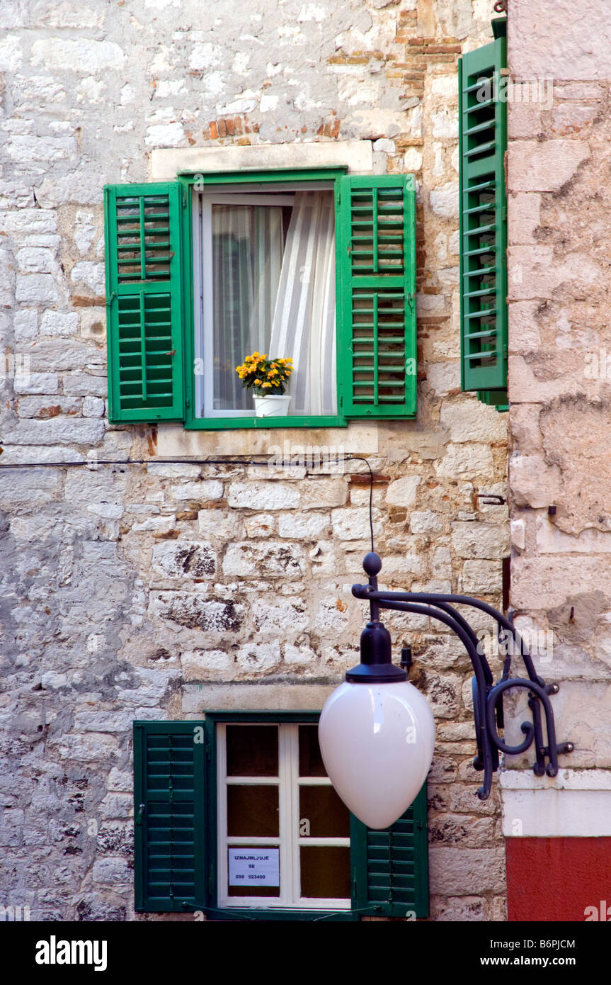 Türen und Fenster in Sibenik Kroatien Stockfoto
