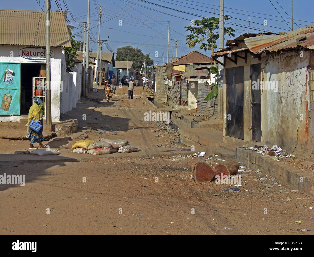 Die Seitenstraßen von Bakau, in The Gambia Westafrika. Stockfoto