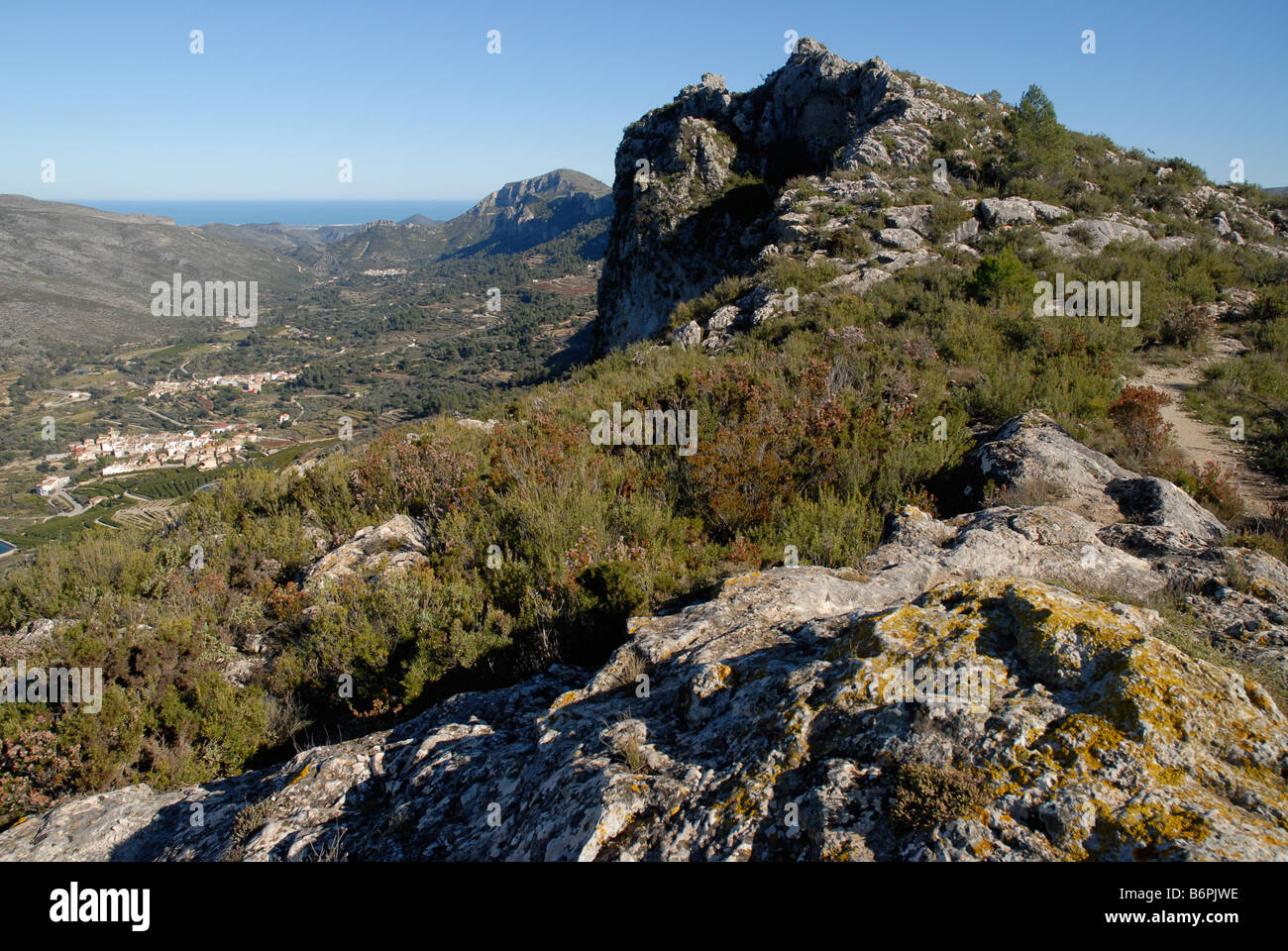 Vall de Gallinera und maurischen Wachturm in Felswand, Sierra De La Forada, Comunidad Valenciana, Provinz Alicante, Spanien Stockfoto