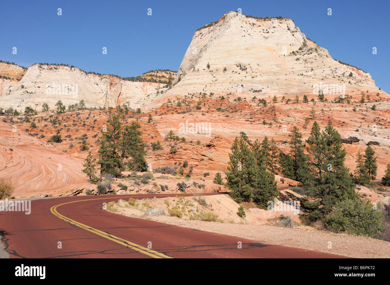 Typische Navajo und Kayenta Sandsteinformation entlang Highway 9 in Zion National Park in Utah Stockfoto