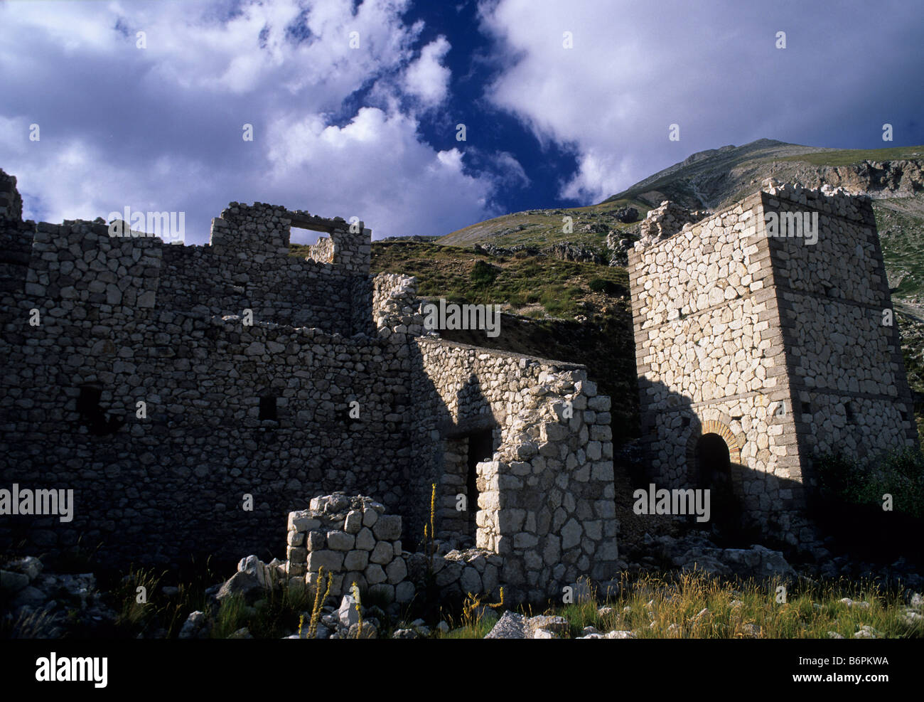 Alten Bauxit-Minen im Campo Imperatore Plain, Abruzzen Gran Sasso Nationalpark, Abruzzen, Italien Stockfoto