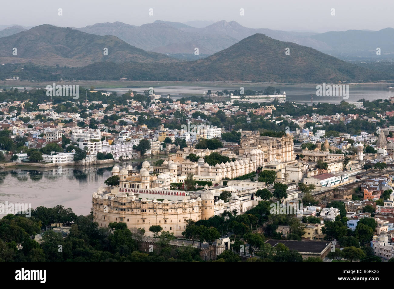 Stadtpalast aus Devi Bügel-Hügel. Rajasthan. Udaipur. Indien Stockfoto