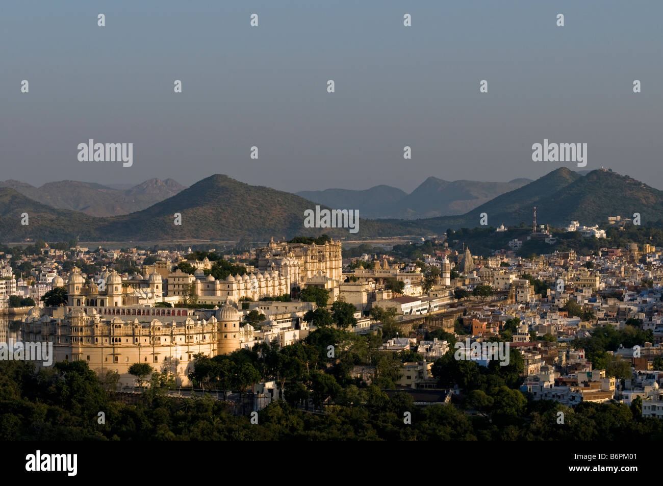 Stadtpalast aus Devi Bügel-Hügel. Rajasthan. Udaipur. Indien Stockfoto