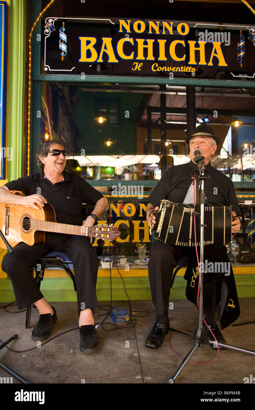 Musiker spielen Gitarre und Akkordeon im Straßencafé in La Boca Buenos Aires Argentinien Südamerika Stockfoto