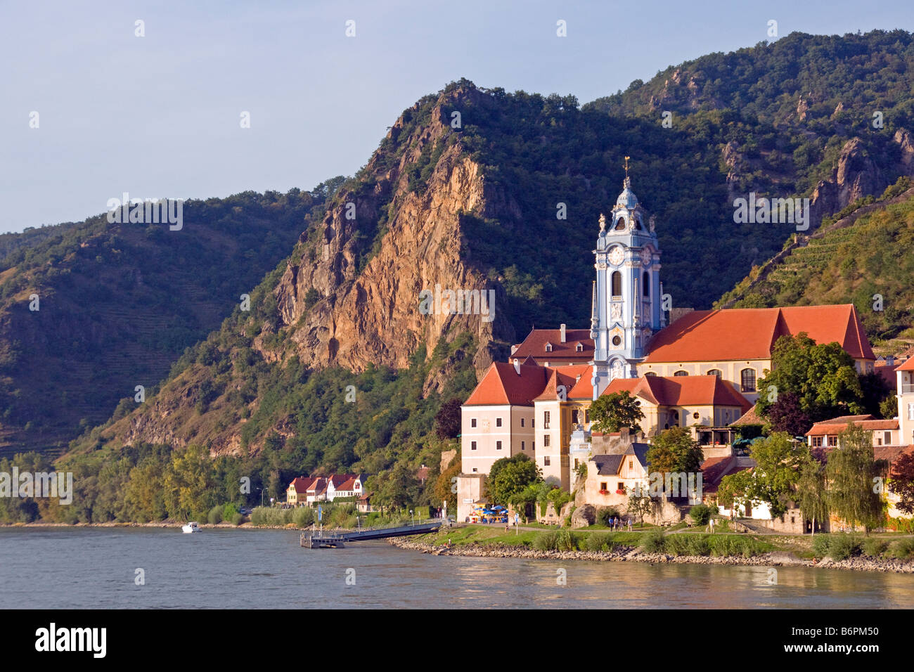 Dürnstein Dorf an der Donau mit Kirche, die früher ein Augustinerkloster Stockfoto