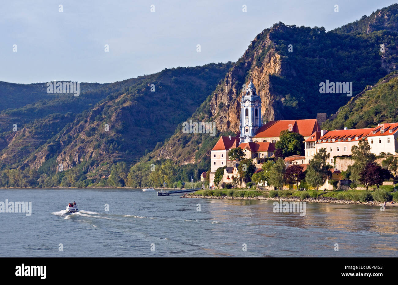 Dürnstein Dorf an der Donau mit Kirche, die früher ein Augustinerkloster Stockfoto
