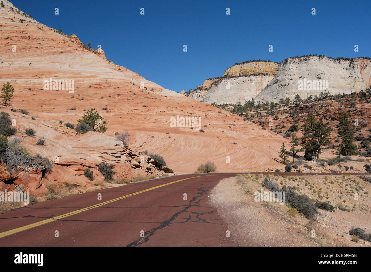 Leere Autobahn 9 im Zion National Park während der Nebensaison Stockfoto