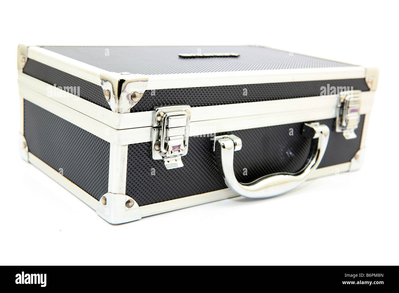 Nahaufnahme des schwarzen Aluminium-Aktenkoffer isoliert auf weißem Hintergrund Stockfoto