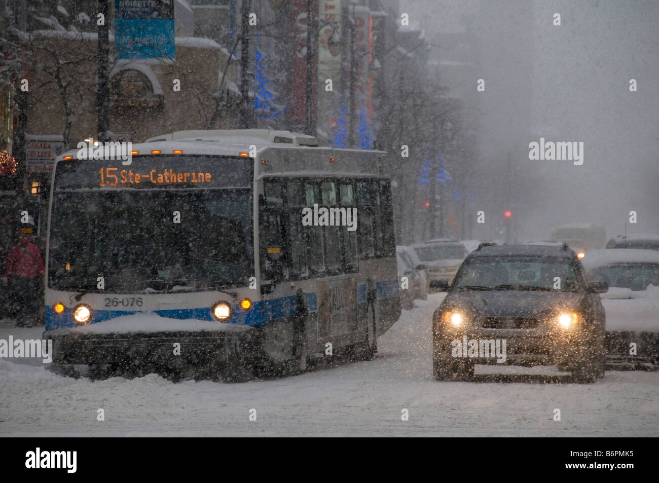 Schneesturm auf Ste Catherine Street in der Innenstadt von Montreal Kanada Stockfoto