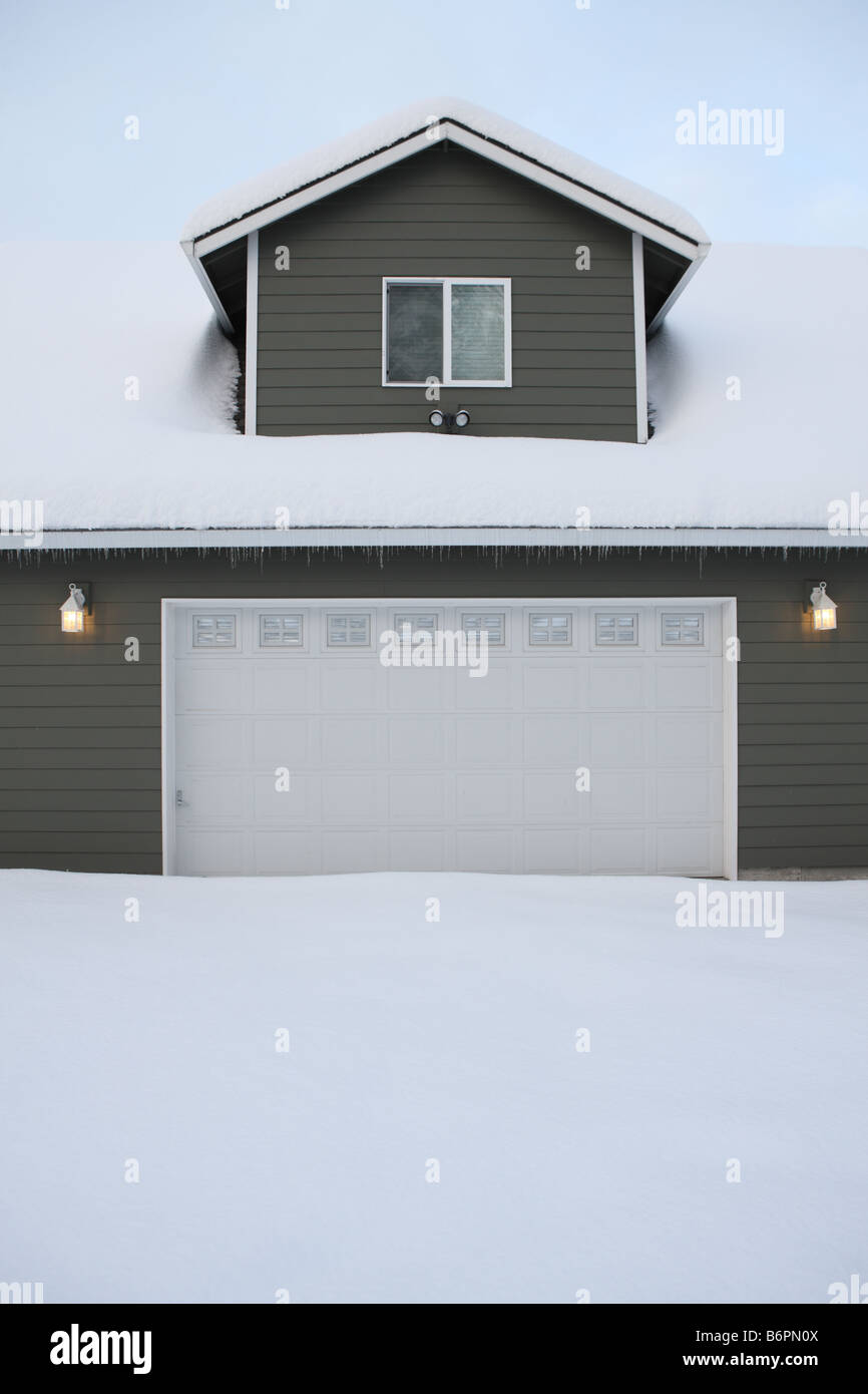 Schnee bedeckte Garage außen Stockfoto