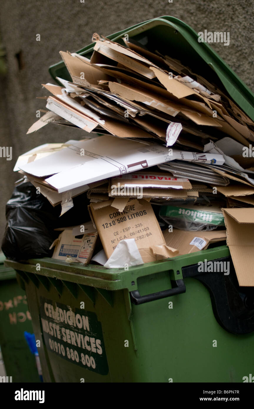 Ein Haufen Abfall-Karton-Verpackung in einem Müllcontainer warten auf Sammlung und recycling, Wales UK Stockfoto