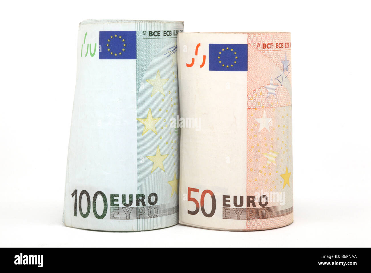 Closeup gerollt Banknoten fünfzig und hundert isoliert auf weiss Stockfoto