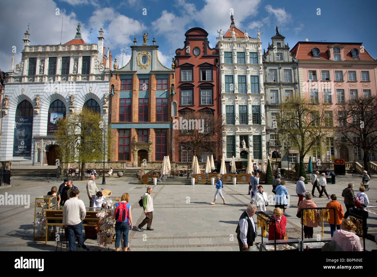 Polen Danzig Trójmiasto Polska Europa EUsquare Obdachlose Gebäudearchitektur Sonne Pommern Weichsel Bäume Stockfoto