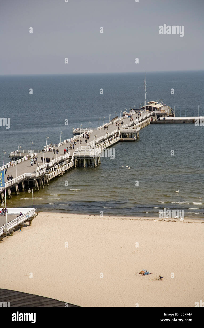 Polen Europa EU Polska Sopot Pier Menschen Sonne Meer zu Fuß Sand Strand Blick Meer Stockfoto