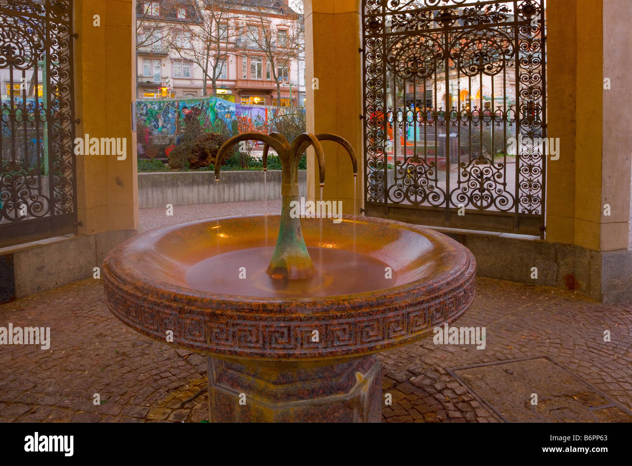Kochbrunnen Brunnen - ein natürliches warmes Mineral spring im Zentrum von Wiesbaden City, Deutschland Stockfoto