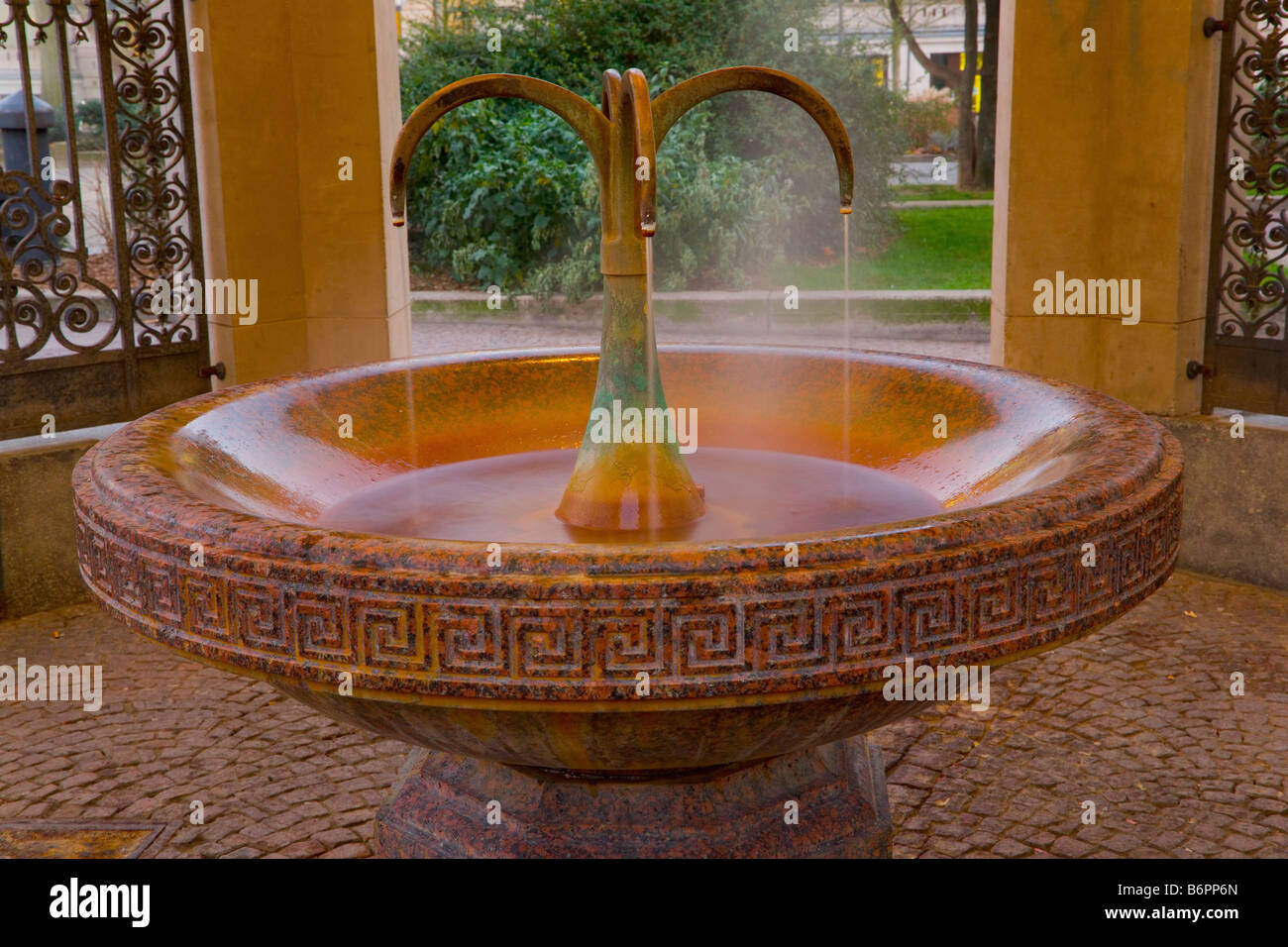 Kochbrunnen Brunnen - ein natürliches warmes Mineral spring im Zentrum von Wiesbaden City, Deutschland Stockfoto