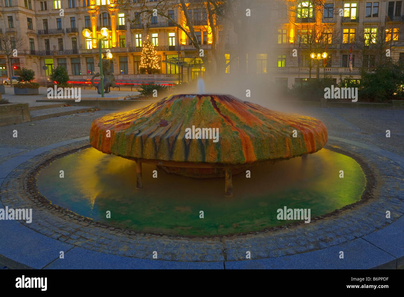 Vulkan-förmigen natürliche warme Mineralquelle auf der Kochbrunnenplatz in Wiesbadens Innenstadt, Deutschland Stockfoto