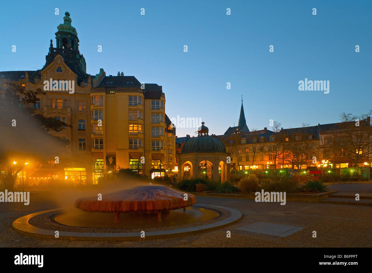 Kochbrunnenplatz in Wiesbaden mit einer natürlichen warmen Mineralquelle in eine Skulptur geformt wie ein Vulkan Stockfoto