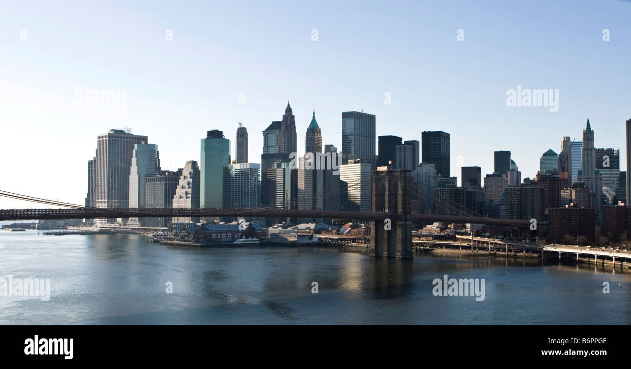 Ein Blick auf die Brooklyn Bridge ist in New York, NY gesehen. Stockfoto