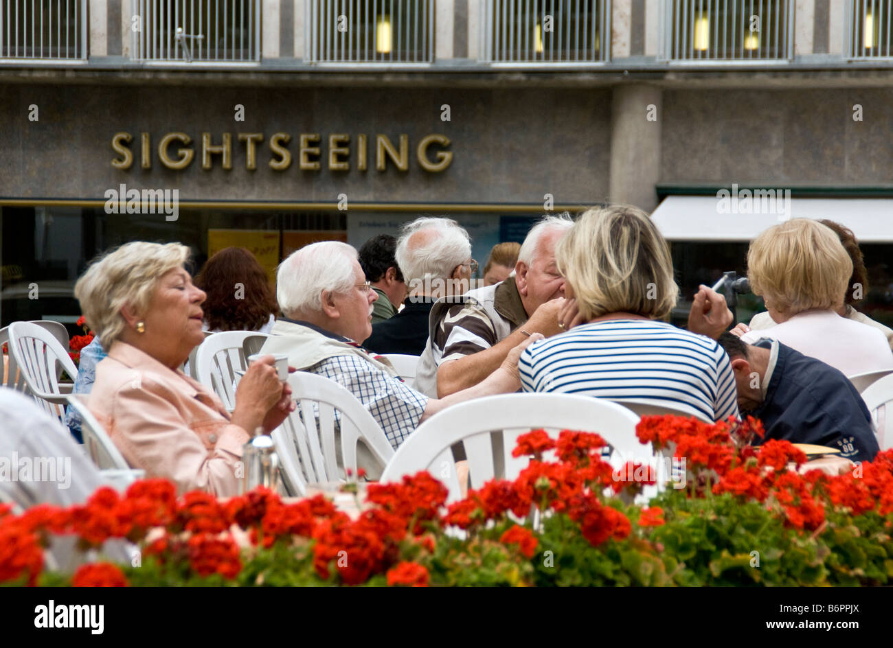 Köln Straßencafé Kunden genießen Sie nachmittags Kaffee und Gebäck Stockfoto