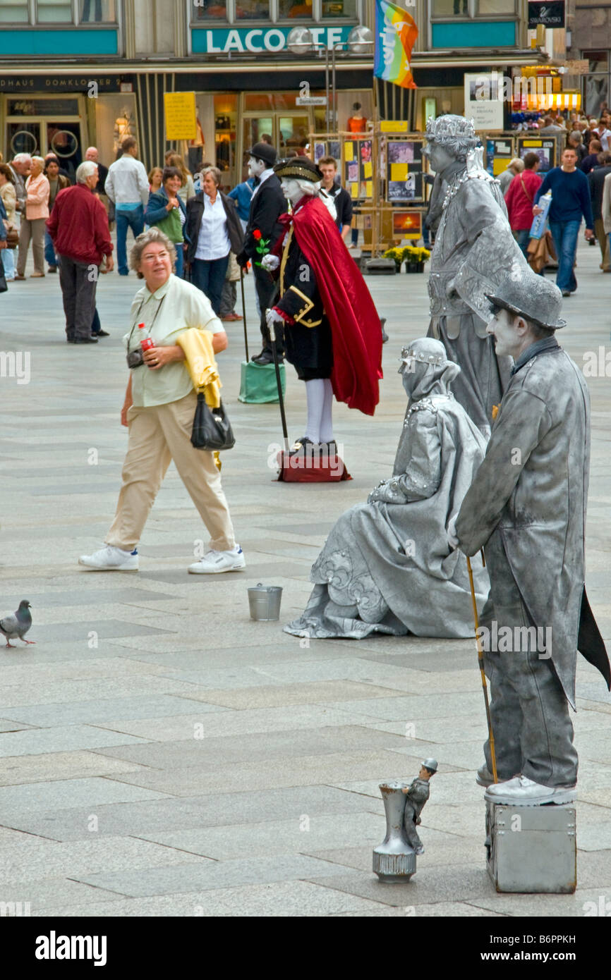 Köln MIME-Statue Darsteller Remoteanzeige durch Touristen in Domplatz Stockfoto