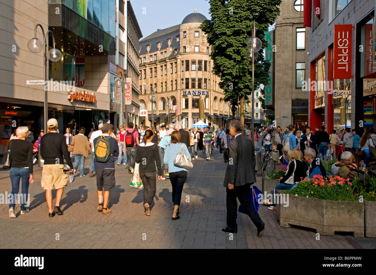 Kölner Einkaufsstraße in der Innenstadt von Central city Stockfoto