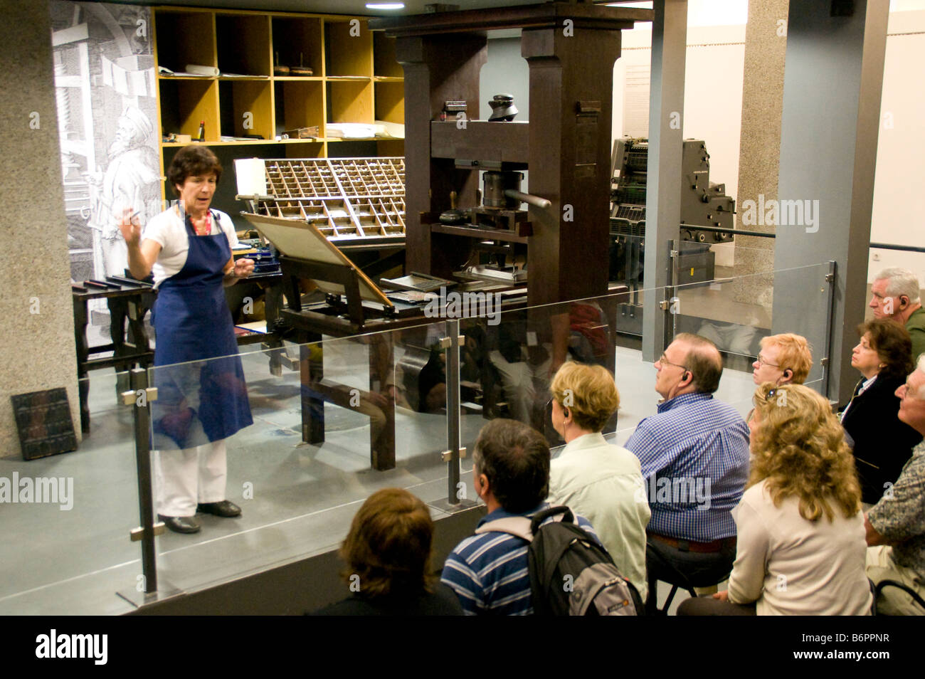 Gutenbergss Druckerpresse demonstriert im Gutenberg-Museum in Mainz Stockfoto