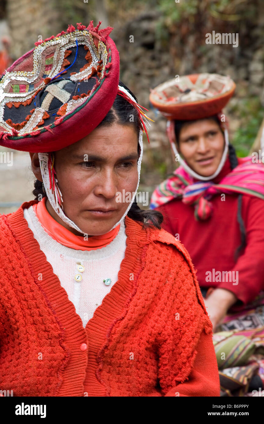 Peruanische Frauen in traditioneller Tracht Hut hoch in den Anden Perus  Stockfotografie - Alamy