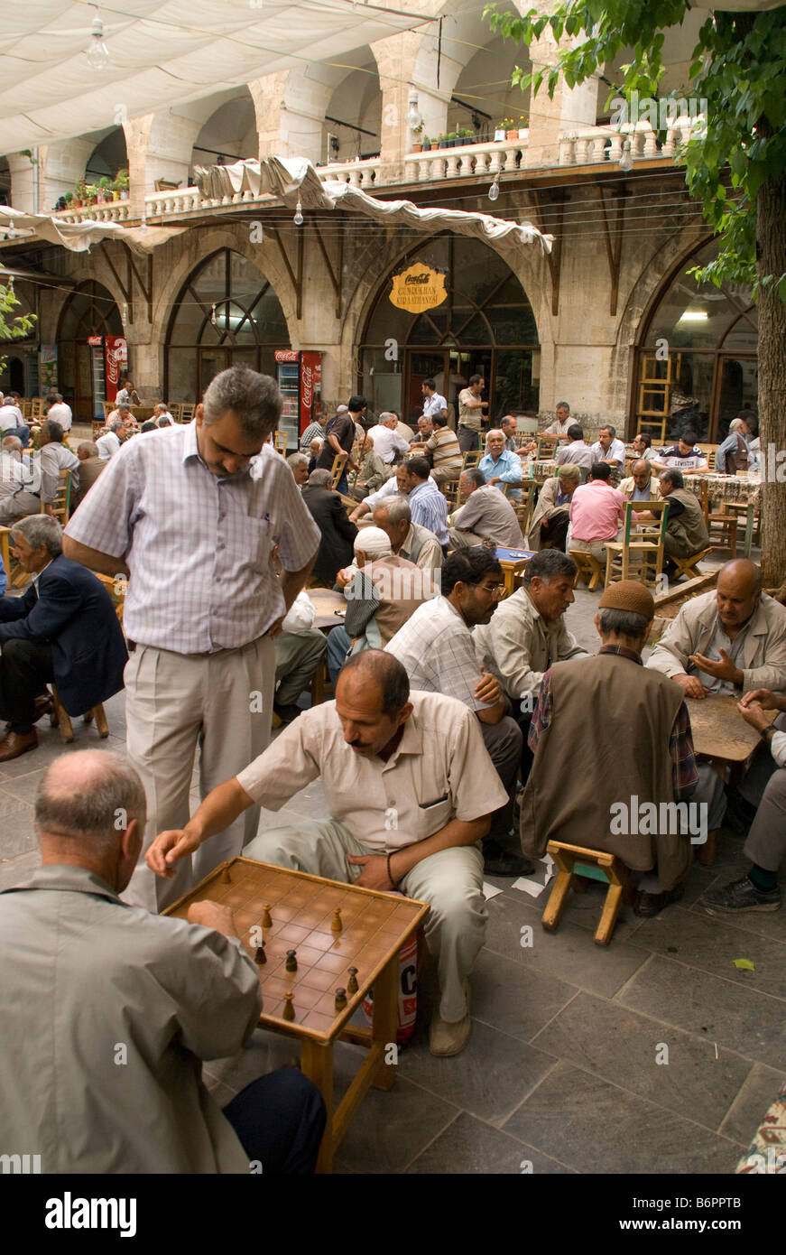 Sanliurfa (Urfa) outdoor-Café im alten Basar mit türkischen Männern Geselligkeit über Schach und andere Spiele Stockfoto