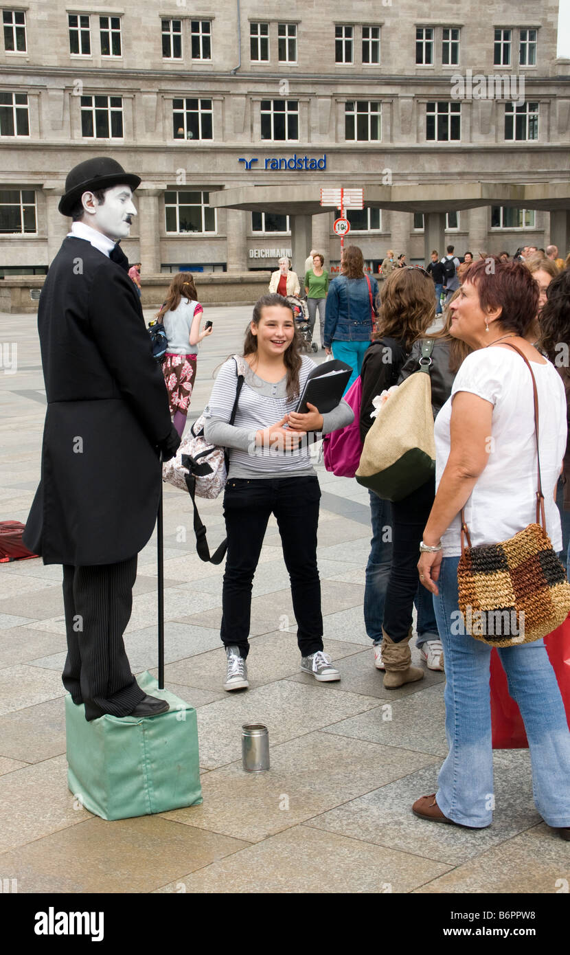 Köln MIME-Statue Performer Remoteanzeige durch Touristen in Domplatz Stockfoto