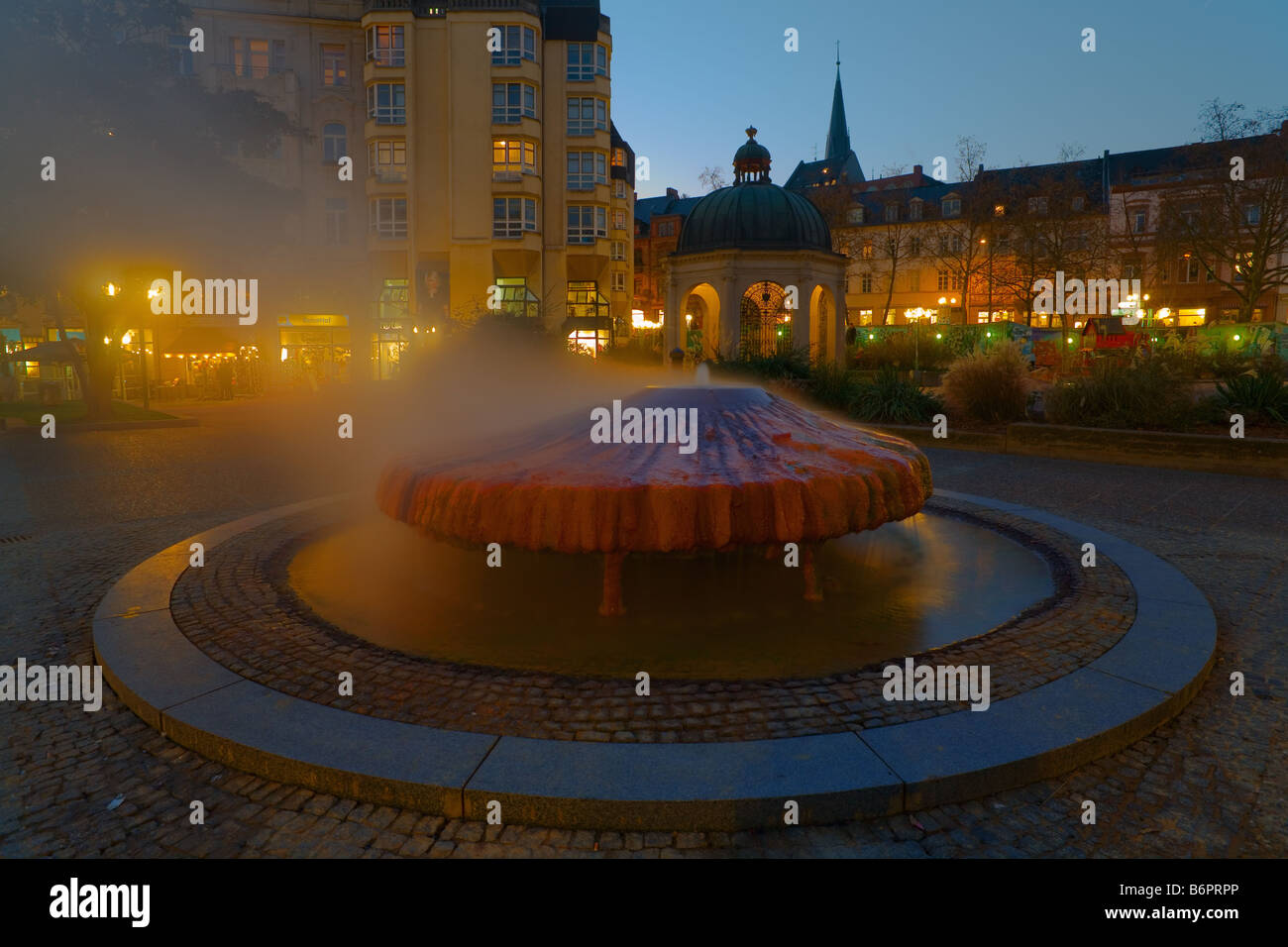 Öffentlichen warmen Mineralquelle in Wiesbaden auf dem Kochbrunnenplatz Stockfoto