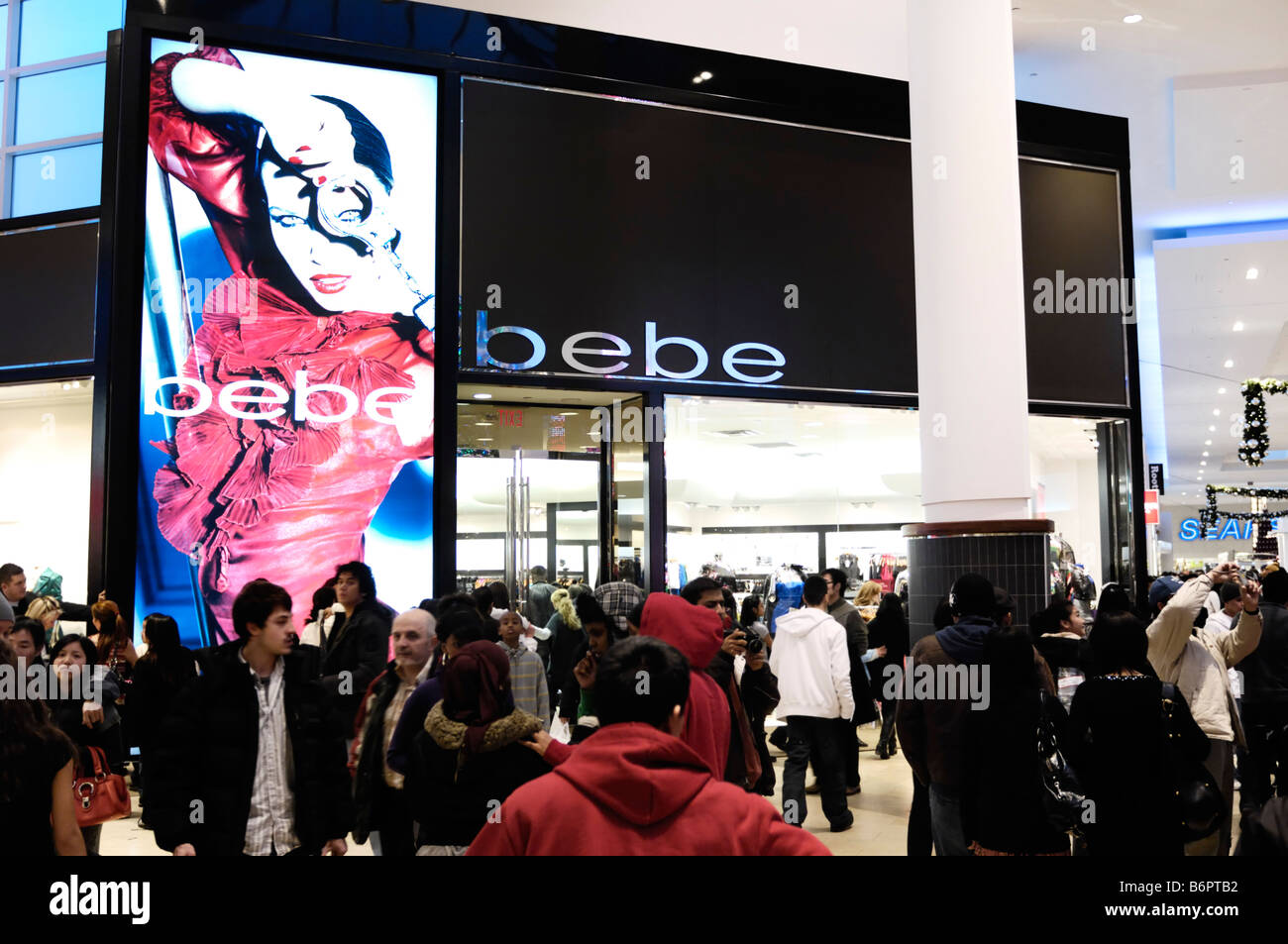 Bebe-Steckdose am zweiten Weihnachtstag in einer Shopping Mall Stockfoto