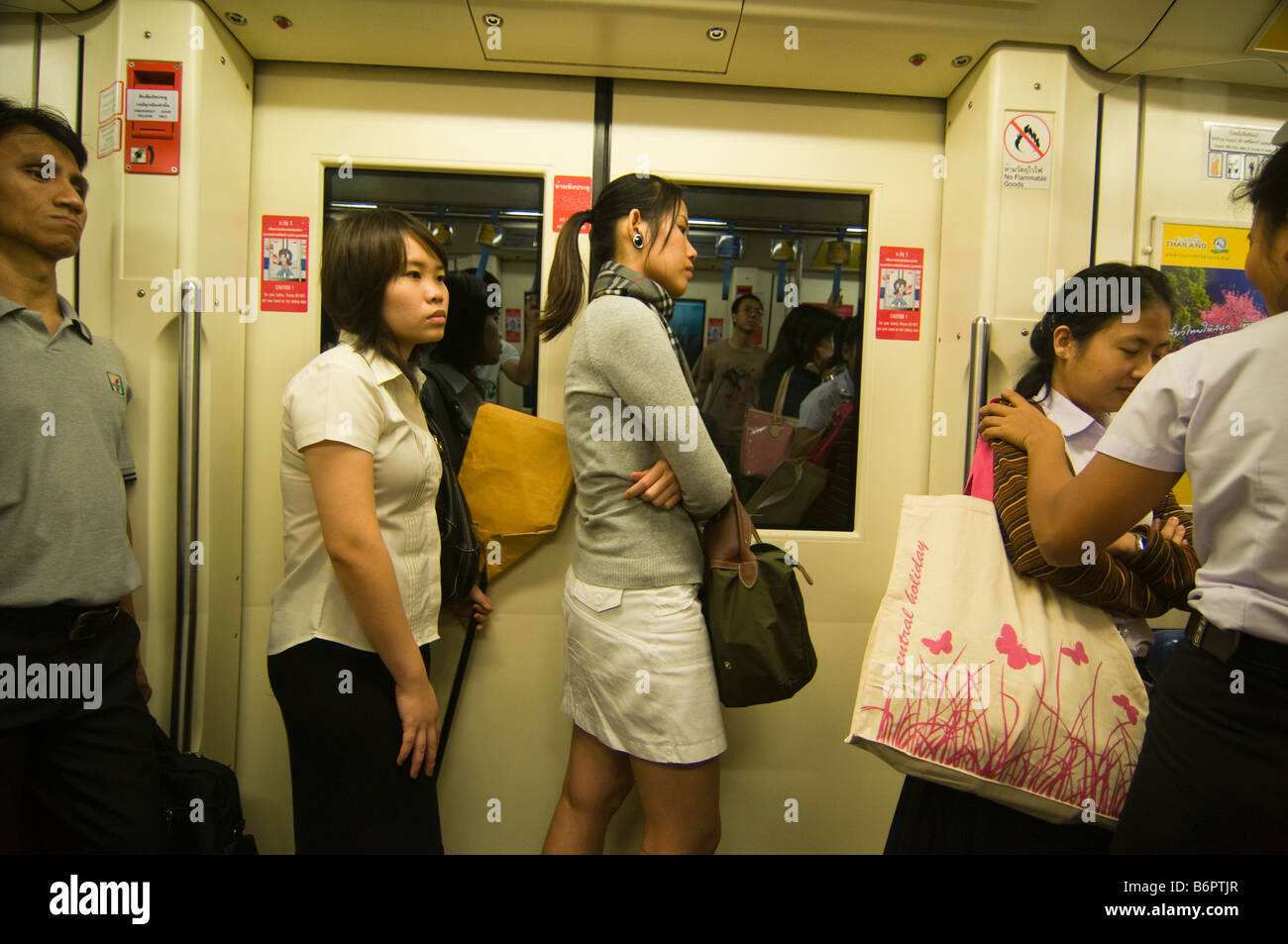 Pendler auf den MRT-Rapid-Transit in Bangkok Thailand Stockfoto