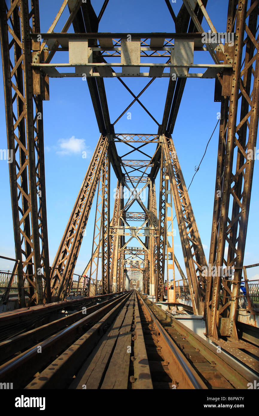 Bahn auf Long Bien-Brücke; Hanoi; Vietnam Stockfoto