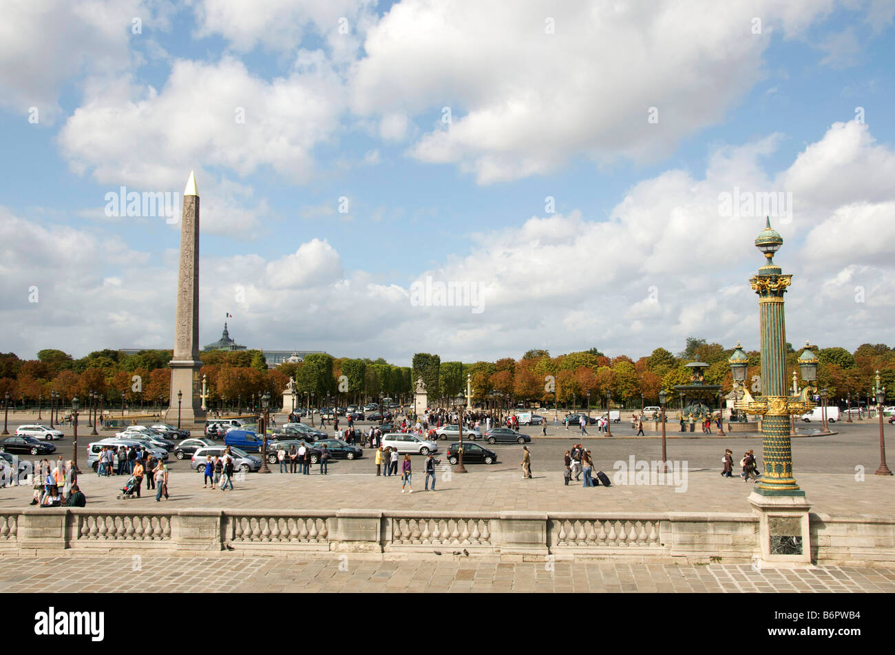 Obelisk von Luxor und Touristen am Place de la Concorde. Paris. Frankreich Stockfoto
